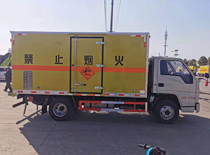 霍城爆破器材运输车工人安全操作规范与智能技术保障